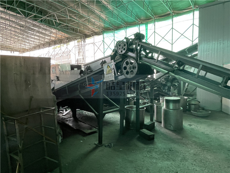 斷橋鋁破碎機(jī)<a href='http://www.fqkmkff.cn/psxl/1279.html' target='_blank'><span>廢鋁破碎</span></a>分選現(xiàn)場(chǎng)