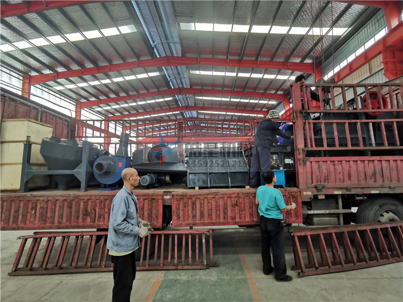 1300型<a href='http://www.fqkmkff.cn/psxl/1279.html' target='_blank'><span>廢鋁破碎</span></a>機裝車發(fā)貨