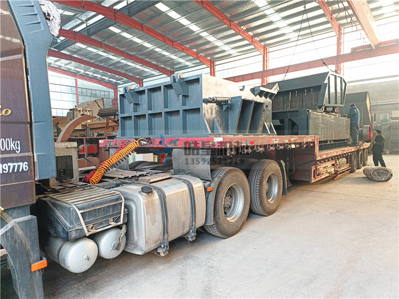 1800型<a href='http://www.fqkmkff.cn' target='_blank'><span>鋁合金破碎機(jī)</span></a>設(shè)備裝車(chē)發(fā)貨